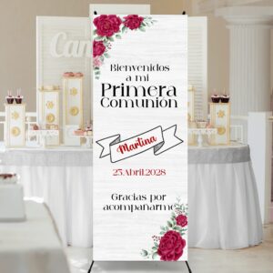 Cartel de bienvenida personalizado para comunión con fondo de madera y flores