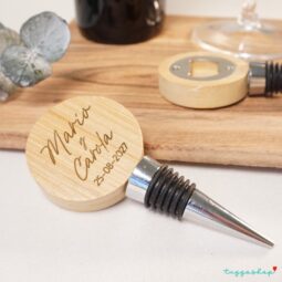 Abridor de botellas y tapón de vino 2 en 1 de madera natural con grabado láser personalizado de nombres y fecha para invitados de boda.