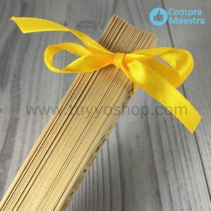 Abanico madera natural presentado con lazo