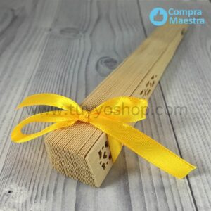 Abanico madera natural presentado con lazo