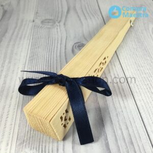 Abanico madera natural presentado con lazo