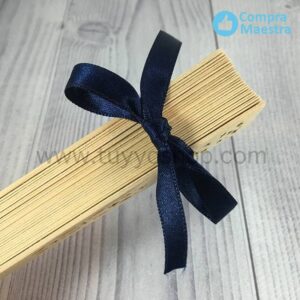 Abanico madera natural presentado con lazo