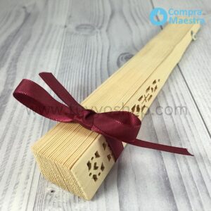 Abanico madera natural presentado con lazo