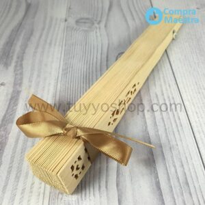 Abanico madera natural presentado con lazo