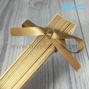 Abanico madera natural presentado con lazo