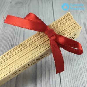 Abanico madera natural presentado con lazo