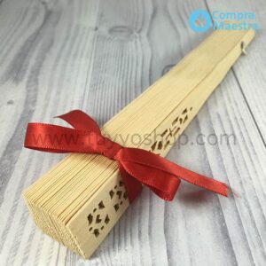 Abanico madera natural presentado con lazo