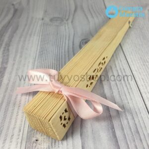 Abanico madera natural presentado con lazo