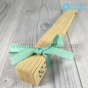 Abanico madera natural presentado con lazo