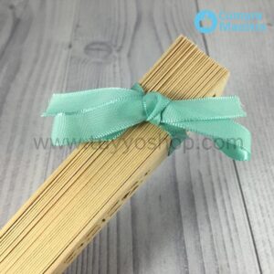 Abanico madera natural presentado con lazo