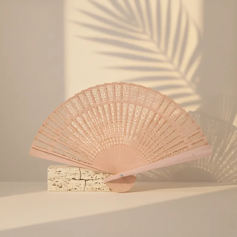 abanico de madera natural, calado, en cajita de cartón kraft. Perfecto para detalle de boda.