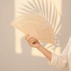 abanico de madera natural, calado, en cajita de cartón kraft.