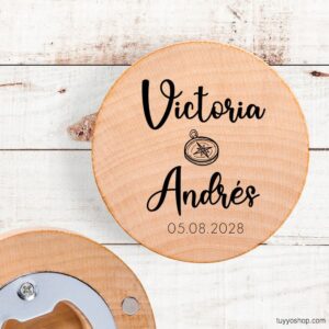 Ultimos regalos para invitados añadidos abridor de madera para boda brujula