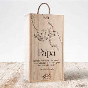 Ultimos regalos para invitados añadidos caja de madera manos padre
