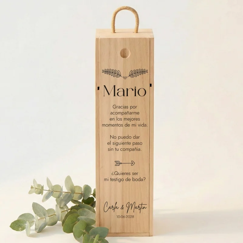 Caja de madera para vino con grabado floral y frase emotiva para pedir ser testigo de boda.