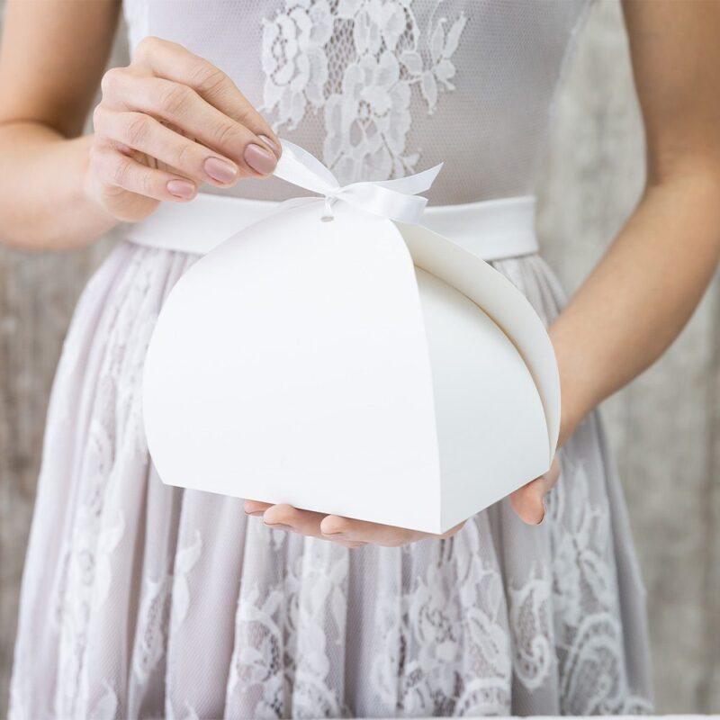 Cajita blanca ovalada presentación. Detalles de boda. 16.5x14x9.5cm