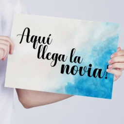 Cartel "Aquí llega la novia" modelo Blue con diseño elegante en tonos azules.