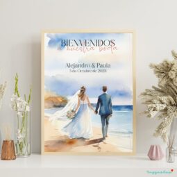 Cartel Bienvenida Boda Playa 40x50cm con diseño Novios en la Playa. Marco imitación madera de haya.
