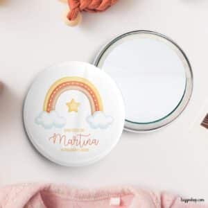 Chapa personalizada para bautizo. Modelo arcoiris. Imperdible, abridor, espejo, imán chapa espejo personalizada arcoiris