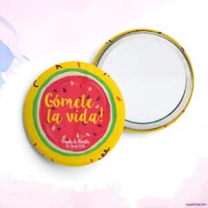 Chapa personalizada para boda, modelo cómete la vida. Abridor imán, espejo, imperdible o imán.