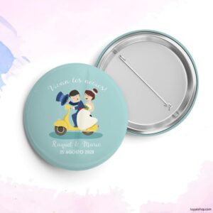 Chapa personalizada para boda, Novios en vespa. Abridor imán, espejo, imperdible o imán.