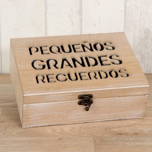 Cofre de madera Pequeños Grandes Recuerdos. 23x17cm