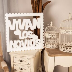 corcho cuadrado rizado para bodas con el texto vivan los novios en color blanco