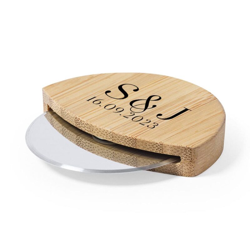 Cortapizzas de bambú personalizado, modelo iniciales cortapizza boda iniciales2