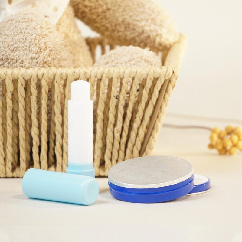 detalles de bautizo con crema nivea y bálsamo labial: diseño bebé celeste