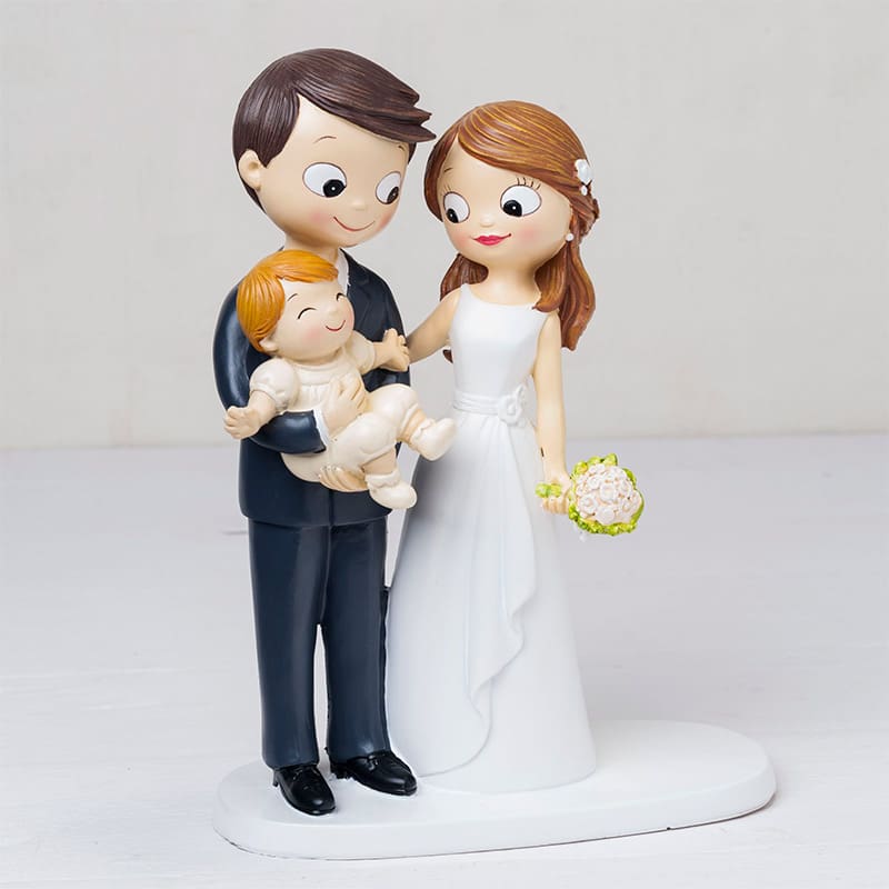 Figura para pastel de boda novios bebé en brazos. Toppers