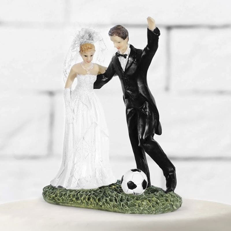 Figura para tarta de boda. Novios jugando al fútbol.