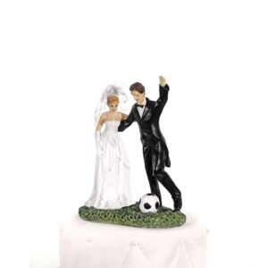 Figura para tarta de boda. Novios jugando al fútbol.