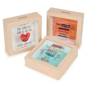 Hucha de madera modelo frases. 15x15cm. 3 colores.