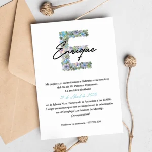 Invitación de Primera Comunión elegante con inicial grande formada por flores azules y celestes y hojas verdes, nombre personalizado superpuesto.