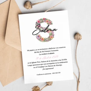Invitación de Primera Comunión romántica con inicial S grande formada por flores rosas y lilas, nombre Salma superpuesto.