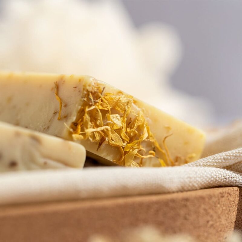 Jabón vegano caléndula y manzanilla. 100gr. En bolsa de algodón. jabon solido para boda en bolsa2