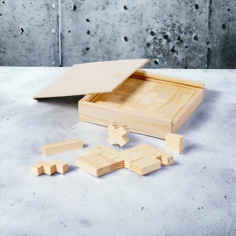 Juego de habilidad en caja de madera. 13 piezas. 14.5 x 14.5 x 3 cm