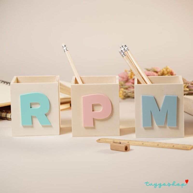 Lapicero Personalizado Madera de 8x9cm con inicial de metacrilato de color a elegir, detalle de comunión o evento.