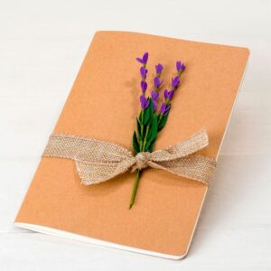 Elegante libreta kraft adornada con lavanda y cinta de yute. 14,5x20,5cm