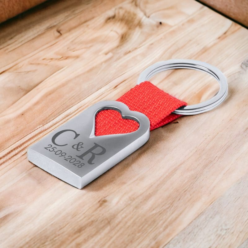 Llavero grabado iniciales corazón. Aluminio reciclado. llavero boda personalizado corazon metal