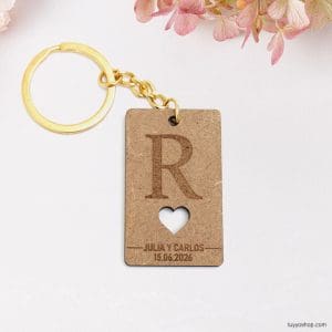 Ultimos regalos para invitados añadidos llavero madera personalizado boda rectangular corazon