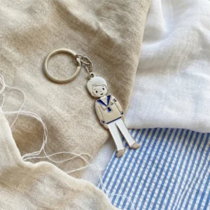 Llavero metal forma niño comunión vestido marinero azul y blanco detalle invitados.