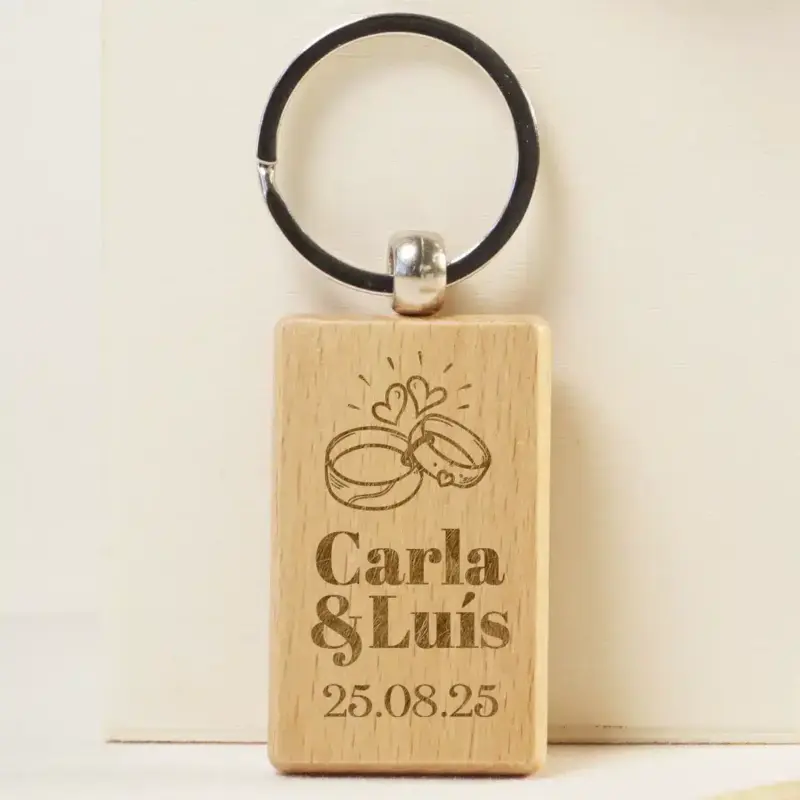 Llavero de madera redondo con personalización, presentado en bolsa de regalo para boda.