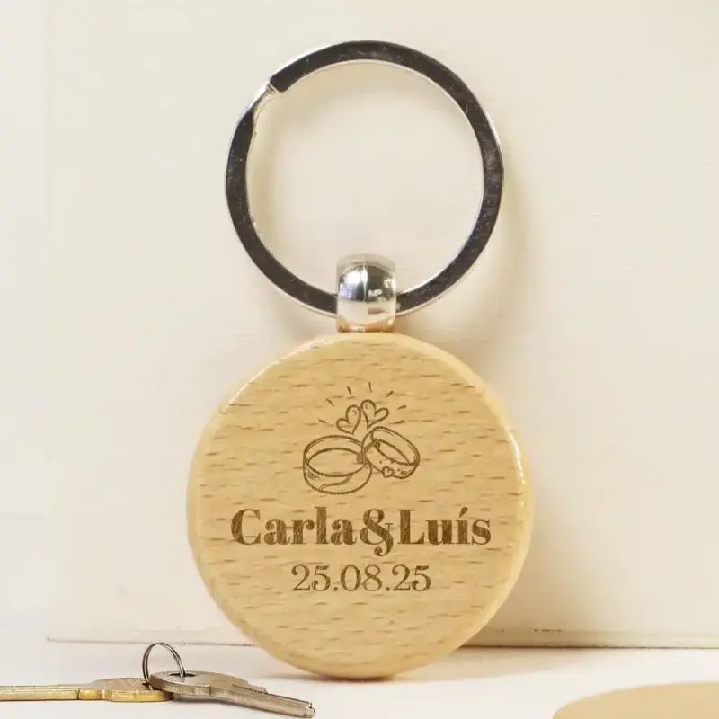 Llavero de madera redondo con grabado de alianzas, nombres y fecha, detalle de boda personalizable.