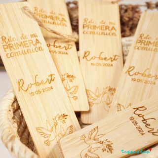 Marcapáginas personalizado para comunión, modelo Palomas. Foto detalle de la madera.
