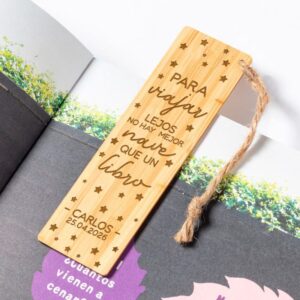Marcapáginas personalizado para comunión, modelo Vuela. Foto usándose en un libro.