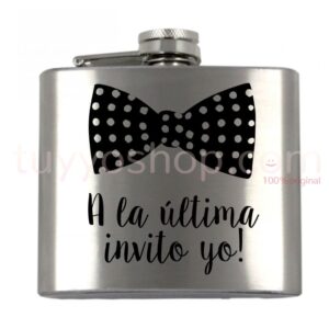 Petaca personalizada para boda con el texto a la última invito yo. 5oz