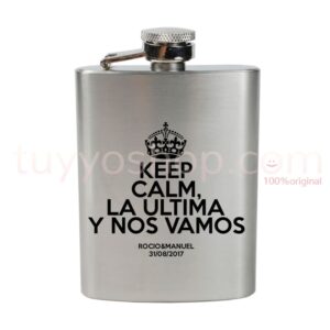 Petacas para invitados de boda con la frase Keep Calm La última y nos vamos. Petaca de 4oz en acabado mate.