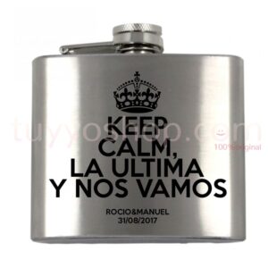 Petacas para invitados de boda con la frase Keep Calm La última y nos vamos. Petaca de 5oz en acabado mate.