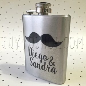 Petaca para boda Bigote. Disponible en 4 y 5oz petaca modelo bigote lateral